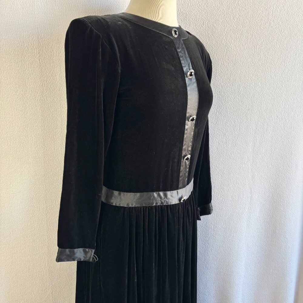 1980s Black Velvet Silk Modest Drop Waist Long Sleeve Party Dress with Pockets - Picture 4 of 10